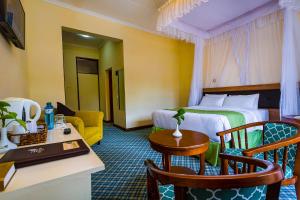 KabarnetRift Valley Hills Resort的酒店客房带一张床、一张桌子和椅子