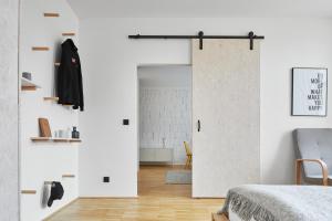 布拉格Cozy Flat in New Town by Prague Days的卧室设有白色墙壁和推拉门。
