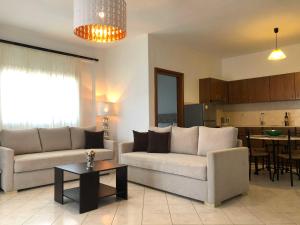 阿菲托斯Aegean Blue Horizon的客厅配有两张沙发和一张桌子