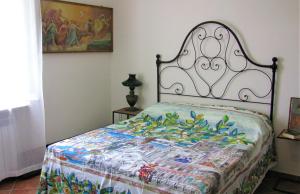 佩鲁贾Casa con vista fantastica的一间卧室配有一张带五颜六色被子的床
