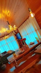 新文达移民镇Recanto Della Mata的客厅配有桌子和吊灯