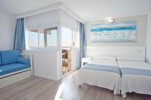 卡拉斯马略卡HYB尤若卡拉斯酒店的一间卧室配有一张床和一张蓝色椅子