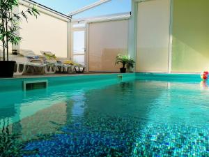 扎达尔Apartments Villa Ema的一座蓝色的游泳池
