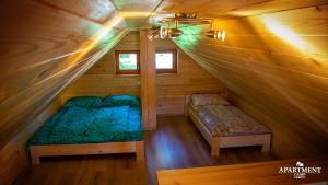 ŽeleznikiGlamping Vrhovc的小木屋内带两张床的房间