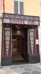 尼斯Residence Share Inn的阴凉的入口,带有建筑标志