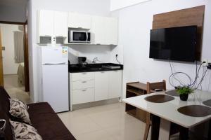 亚松森Asuncion Soho - Departamentos的小厨房配有白色冰箱和桌子