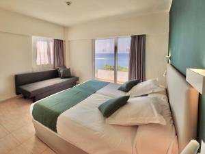 马略卡岛帕尔马观景楼BQ酒店 的一间卧室设有一张大床,享有海景