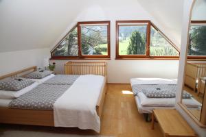巴德加斯坦斯努克别墅 - 红色度假屋的一间卧室设有两张床和两个窗户。