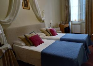 Hotel Tourist House - corner Santa Maria Novella Square - Florence客房内的一张或多张床位
