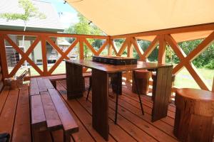 Oshuフォレストコテージ奥州的木制甲板上配有桌子