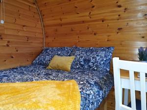 纽卡斯尔Gorse Hill Glamping的卧室配有木墙内的一张床