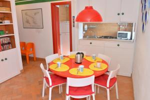 博格塔塞斯特雷House Nuova Nube by Holiday World的厨房配有桌椅
