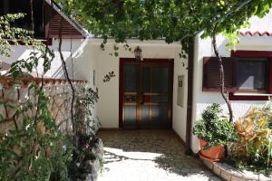 茨里克韦尼察Villa Sojat的植物屋的前门