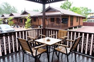 D'Razna Chalet Pantai Seberang Takir的阳台或露台