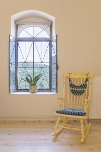 KaláthenaiΑρχοντικό στα Τοπόλια的植物窗前的摇椅