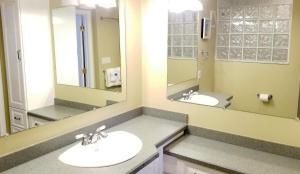 圣徒皮特海滩Sea Oats by Liberte Management的浴室设有2个水槽和2面镜子