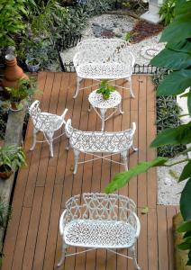 坎昆艾尔雷伊德尔加勒比经济型酒店的庭院里一组白色的桌椅