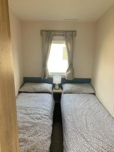 爱丁堡Seton Sands Haven Holiday Village的小型客房 - 带2张床和窗户
