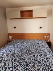 劳雷尔苏格Luxe Chalet Lauwersoog的一间卧室配有一张带蓝色和白色床单的床。