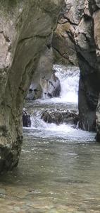 克拉尔夫斯Rural L'Ortiga Blanca的一条河流,水穿过岩石峡谷