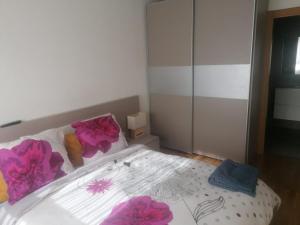 维多利亚-加斯特伊兹Apartamento Praga的一间卧室,床上有粉红色的鲜花