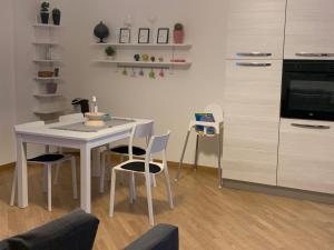 巴里Interno5的厨房配有桌椅和柜台。