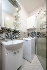 塔林Brand new, cozy and quiet 1 br apartment, free parking的白色的浴室设有水槽和洗衣机。
