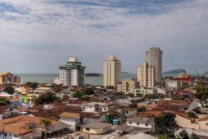 马卡埃Flat 804 - Conforto e vista panorâmica em Macaé的一座拥有高楼和海洋的城市