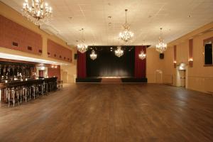 博克斯梅尔富贵餐厅酒店的一个空房间,有舞台和一个大大厅