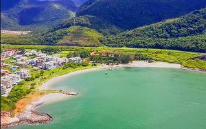 曼加拉蒂巴apartamento na Reserva do Sahy em Mangaratiba RJ的享有海滩的空中景致,以山脉为背景