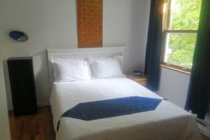 滑铁卢L'Alcôve des Céramistes的一间卧室配有一张带蓝白色毯子的床
