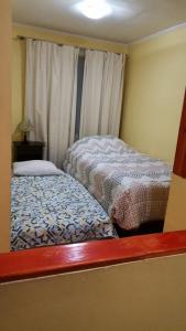 伊基克Apart Guest Iquique的小房间设有两张床和窗户