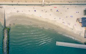 大西洋城The Lucky Beach House, The Most Popular Beach House in Atlantic City! WOW!的享有海滩和水域的空中景致