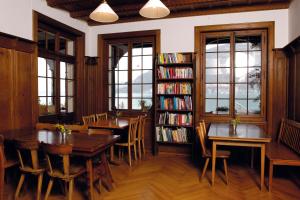 莱西根莱西根青年旅舍的图书馆,设有两张桌子和书架