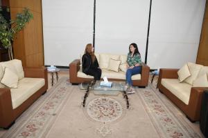 科威特法瓦尼亚铝大陆酒店的两个女人坐在房间里沙发上