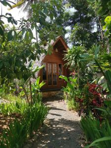 巴图卡拉Coconut Tree Cottages的花园中的房子