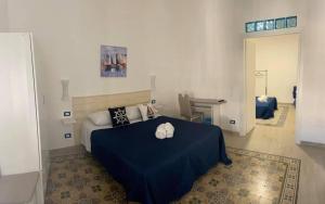 巴勒莫La casetta di Mavi的一间卧室配有蓝色的床和两条白色毛巾