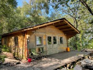 蒂珀雷里Beautiful 3-Bed Cottage in Tipperary的小屋设有门廊和甲板