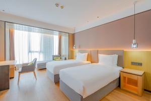 淳安千岛湖假日酒店的酒店客房,配有两张床和椅子