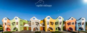 大帕夫洛维采Opilé Sklepy的一堆色彩缤纷的房屋,里面写着橡木筒图书馆