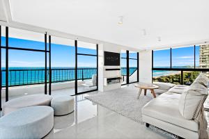 黄金海岸宽阔海滩ULTIQA海滩天堂度假村的客厅配有白色家具,享有海景。