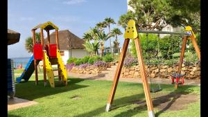 MI CAPRICHO 4C BEACHFRONT -Apartment with sea view - Costa del Sol的儿童游玩区