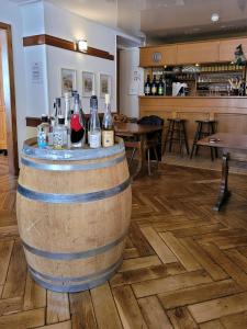 拉普特鲁瓦Le Valtrivin的一个大木桶,上面装有葡萄酒