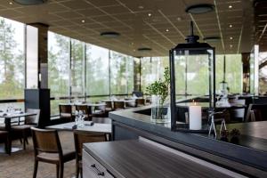 罗瓦涅米乌拿斯瓦天空拉普兰酒店的餐厅设有桌椅和窗户。