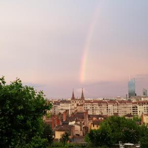 里昂Le Jardin Suspendu Vieux-Lyon - Option Garage的城市上空的彩虹