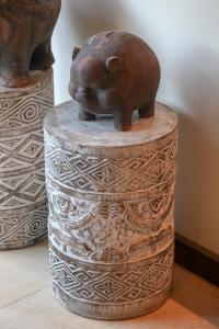 塞米亚克Asrina Villa's Seminyak的桌子上一头猪的雕像