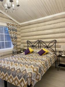 别列戈沃French Town的一间卧室配有一张木墙床