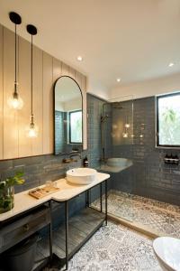 雅加达Lamandau House的一间带水槽和浴缸的浴室