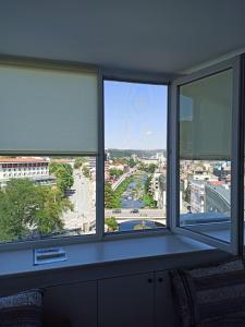 加布罗沃Top Center Nice View Studio的客房设有2扇窗户,享有城市美景。