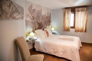 安度亚尔Palacio Sirvente Mieres - PARKING GRATUITO的卧室配有白色的床和椅子